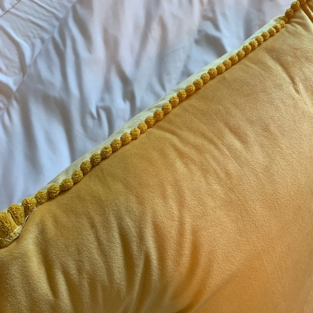 💛Yellow Pillow💛